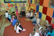 "Apetyt na książkę" - cykl spotkań bibliotekarzy z przedszkolakami w ramach akcji głośnego czytania, 