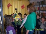 Pasowanie na Czytelnika uczniów klasy I Szkoły Podstawowej w Rybnie i spektakl pt "Strażnicy Książek", 