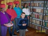 Pasowanie na Czytelnika uczniów klasy I Szkoły Podstawowej w Rybnie i spektakl pt "Strażnicy Książek", 