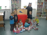 Dzieci z przedszkola "Kajtek" obchodziły "Światowy Dzień Kota" z teatrzykiem Kamishibai w Filii Bibliotecznej w Leszczydole Starym, 