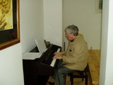 Na wernisażu nie zabrakło oprawy muzycznej - pan Zbyszek Porada grał dla artysty i jego gości  muzykę jazzową i klasyczną, 