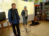 "Pomocna łapa" - spotkanie z trenerem psów Sylwią Gajewską i jej czworonożnymi pupilami, 